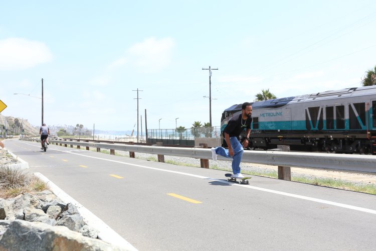 Skatista Profissional Mike Dias é Capa da edição N100 da Revista Deccs Magazine - Noticia Skate