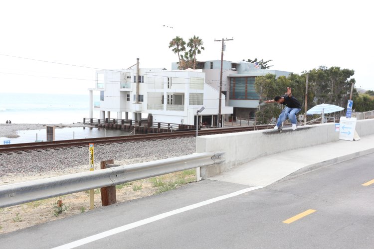 Skatista Profissional Mike Dias é Capa da edição N100 da Revista Deccs Magazine - Noticia Skate